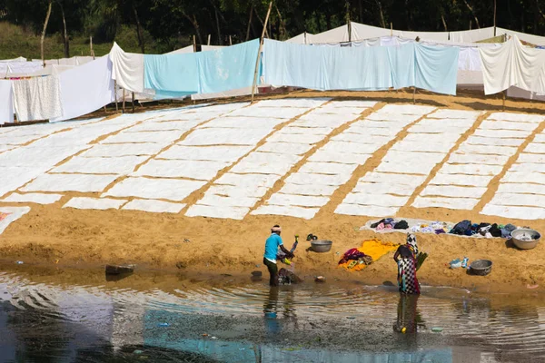 Puri, Hindistan - Ocak, 2016: Çamaşırhane Puri, Orissa, Hindistan Nehri kıyısında