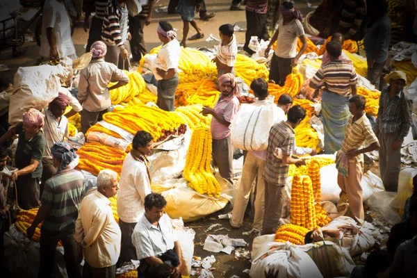 Kolkata Índia Janeiro 2016 Mercado Flores Lotado Com Pessoas Que — Fotografia de Stock