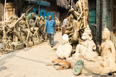 KOLKATA, INDIA - Ocak 2017: Hindistan 'ın batısındaki Kolkata' nın Kumartuli ilçesinde Hint tanrısı heykeli yapan Hintli zanaatkar