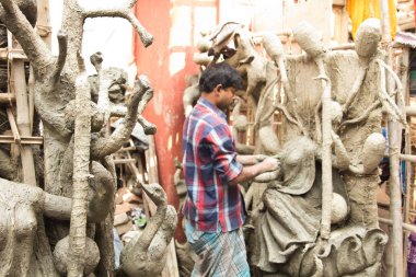 Hindistan 'ın Batı Bengal, Kolkata bölgesindeki Kumartuli bölgesinde Hint tanrısı heykeli yapan Hintli bir zanaatkar.