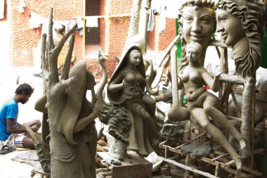 Hindistan 'ın Batı Bengal, Kolkata bölgesindeki Kumartuli bölgesinde Hint tanrısı heykeli yapan Hintli bir zanaatkar.