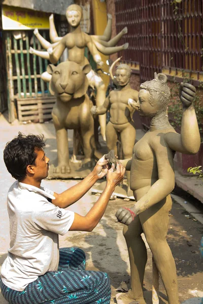 Artesano Indio Produciendo Estatua Dios Hindi Distrito Kumartuli Calcuta Bengala — Foto de Stock