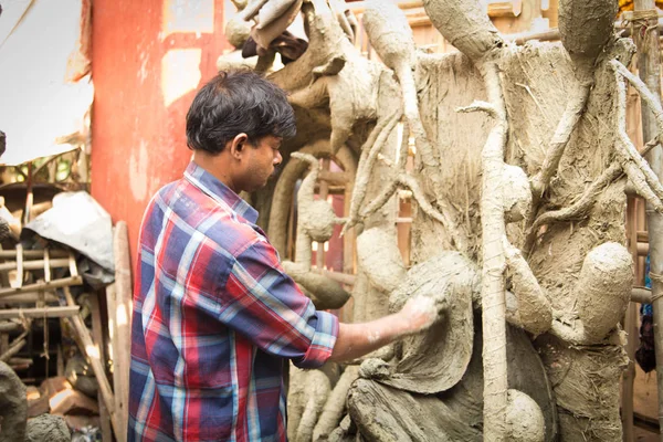 Индийский Ремесленник Производящий Статую Бога Хинди Округе Кумартули Калькутте Западная — стоковое фото