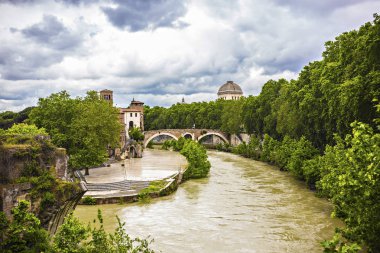 ROME, ITALY - Haziran 2018: Roma şehrindeki Tiber (Tevere) nehri üzerinde güzel bulutlu gökyüzü