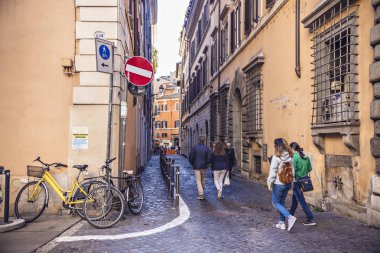 Roma, İtalya - Mayıs 2018: Bisikletle Roma şehir manzarası cadde boyunca park edilmiş, Roma şehrinin sokakları, İtalya