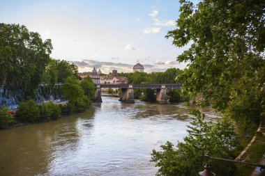 Rome, İtalya - Haziran 2018: Güzel gün batımı Roma şehir, İtalya Tiber (Tevere) Nehri üzerinde