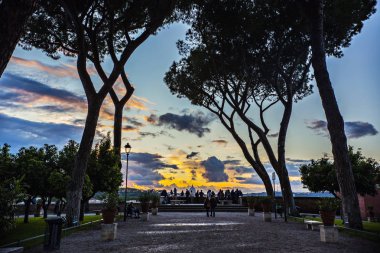 Portakal Bahçe (Jardin de los naranjos), güzel muhteşem günbatımı görüntülemek Roma şehir, İtalya