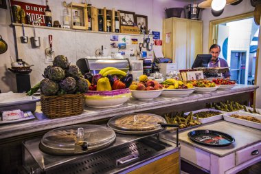 ROME, ITALY - Mayıs 2018: Geleneksel İtalyan restoran lokantası, taze meyve ve sebzeli restoran tezgahı ve İtalyan stili dekor, Roma, İtalya