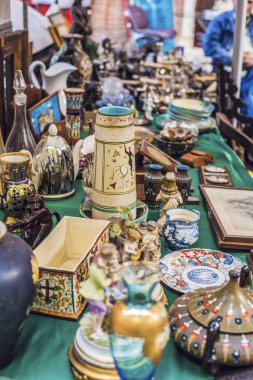 Roma, İtalya - Haziran 2018: Roma'daki bit pazarı, Trastevere bölgesi, bit pazarında satılık eski vintage ürünler, İtalya