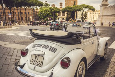 Rome, İtalya - Haziran 2018: Beyaz vintage cabriolet düğün araba sokakta Roma şehir, İtalya