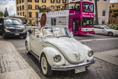 Rome, İtalya - Haziran 2018: Beyaz vintage cabriolet düğün araba sokakta Roma şehir, İtalya