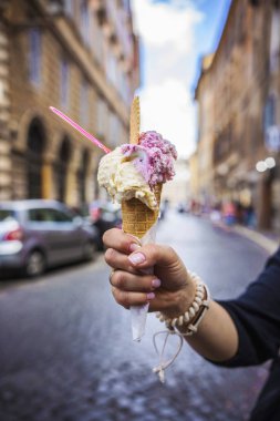 İtalyan dondurma kadının elinde kapatın. Gelato italiano yakın çekim.