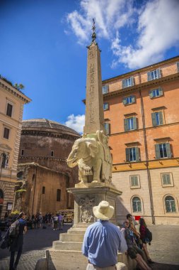 Rome, İtalya - Mayıs 2018: Fil ve Roma'nın merkezi İtalyan sanatçı Gian Lorenzo Bernini, İtalya tarafından tasarlanmış, Dikilitaş