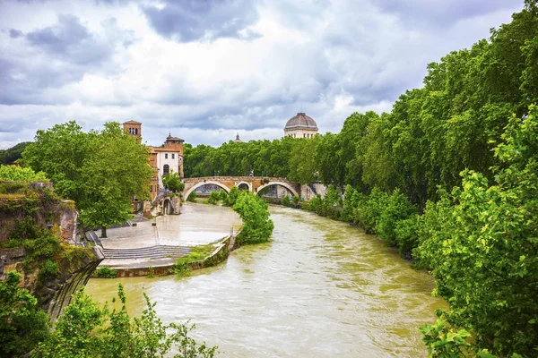 ROME, ITALY - Haziran 2018: Roma şehrindeki Tiber (Tevere) nehri üzerinde güzel bulutlu gökyüzü