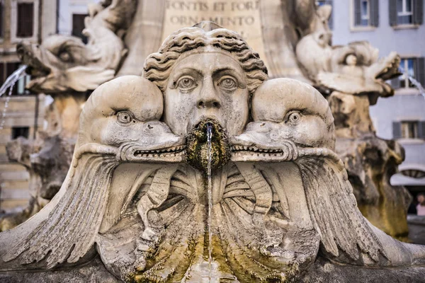 Roma Italia Mayo 2018 Fuente Tradicional Italiana Cerca Del Edificio — Foto de Stock