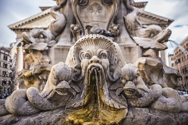 Roma Italia Mayo 2018 Fuente Tradicional Italiana Cerca Del Edificio — Foto de Stock