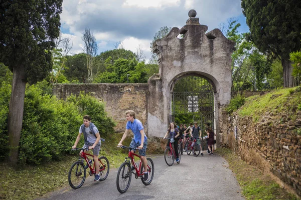 Rome, İtalya - Mayıs 2018: İnsanlar Catacombe di San Callisto mağara tarihi kent Roma, İtalya için giriş kapısında Bisiklete binme
