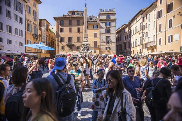 Roma, İtalya - Mayıs 2018: İnsanlara yakın Pantheon Tapınağı Roma, İtalya, kalabalık. Roma'da popüler turizm.