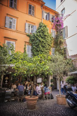 Rome, İtalya - Mayıs 2018: Street Restoran Roma, İtalya. Açık havada rahat kafe, Roma, İtalya masalarda oturan insanlar