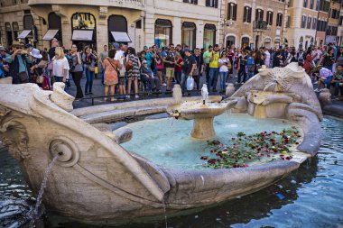 Rome, İtalya - Mayıs 2018: Piazza di Spagna Meydanı olan insanlar, İtalya kalabalık Roma