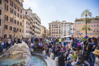 Rome, İtalya - Mayıs 2018: Piazza di Spagna Meydanı olan insanlar, İtalya kalabalık Roma