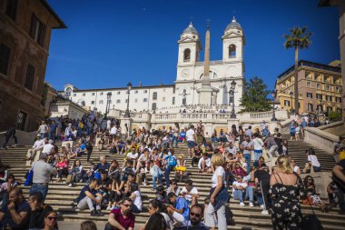 Rome, İtalya - Mayıs 2018: Piazza di Spagna Meydanı olan insanlar, İtalya kalabalık Roma
