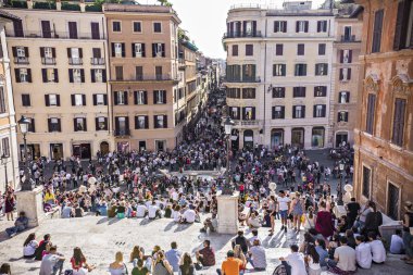 Rome, İtalya - Mayıs 2018: Piazza di Spagna Meydanı olan insanlar, İtalya kalabalık Roma