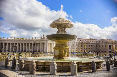 Vatikan - Haziran 2018: Vatikan, San Pietro, Vatikan önünde kare süsleme için Carlo Maderno ve Gian Lorenzo Bernini tarafından oluşturulan Fountain St Peter's Square