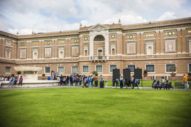 Vatikan - Haziran 2018: bina, Vatikan, Roma, İtalya ziyaret insanlar Vatikan Müzesi