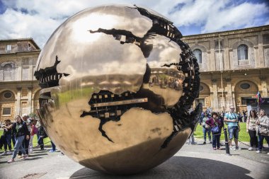 Vatikan - Mayıs 2018: Küre küre sanat nesnesi tarafından Arnaldo Pomodoro Vatikan Museo Bahçe, Vatikan, İtalya içinde