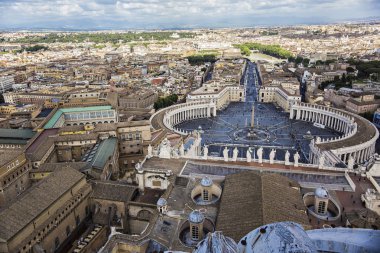 Vatikan - Mayıs 2018: Vatikan Şehri ve St. Peter's Meydanı St. Peter Bazilikası, Roma, İtalya, kubbe açısından havadan görünümü
