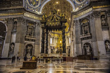 Vatikan - Mayıs 2018: Süslü altın iç St. Peter Bazilikası Vatikan, İtalya
