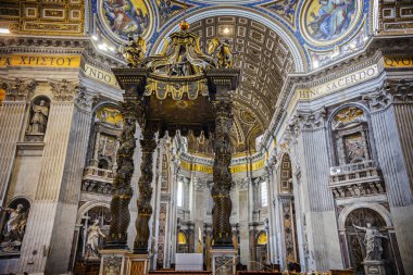 Vatikan - Mayıs 2018: Süslü altın iç St. Peter Bazilikası Vatikan, İtalya