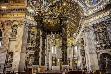 Vatikan - Mayıs 2018: Süslü altın iç St. Peter Bazilikası Vatikan, İtalya