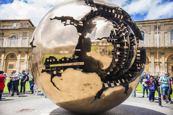 ВАТИКАН - Май 2018 года: Spere within Spere арт-объект Арнальдо Помодоро в саду Ватикана Фалло, Ватикан, Италия
