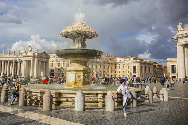 Vatikanen Juni 2018 Fountain Peter Square Vatikanstaten Skapad Carlo Maderno — Stockfoto