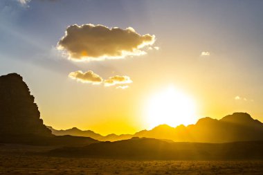 Wadi Rum çölde Jodan günbatımı