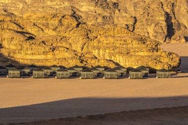 Wadi Rum, Ürdün - Mart 2019: Wadi Rum çölde Kamp. Wadi Rum, Jordan kamp evler