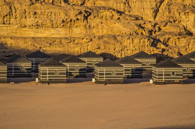 Wadi Rum, Ürdün - Mart 2019: Wadi Rum çölde Kamp. Wadi Rum, Jordan kamp evler