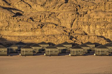 Wadi Rum, Ürdün - Mart 2019: Wadi Rum çölde Kamp. Wadi Rum, Jordan kamp evler