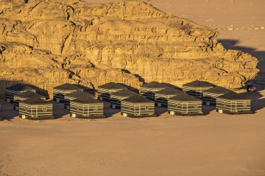 Wadi Rum, Ürdün - Mart 2019: Wadi Rum çölde Kamp. Wadi Rum, Jordan kamp evler
