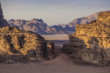 Wadi Rum Çölü 'nde taş oluşumları. Wadi Rum 'da güneşli bir gün, Jordan.