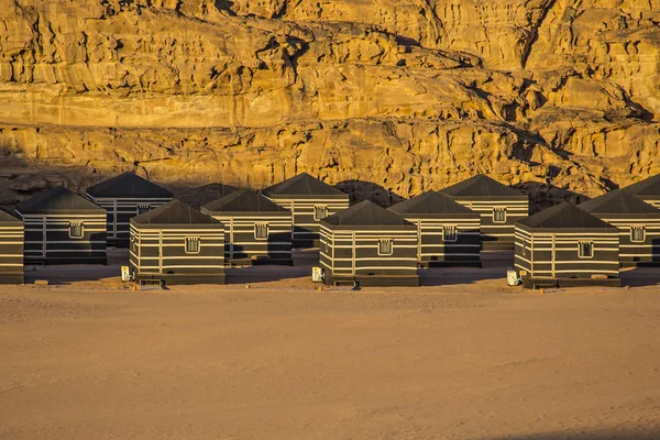 Wadi Rum, Ürdün - Mart 2019: Wadi Rum çölde Kamp. Wadi Rum, Jordan kamp evler