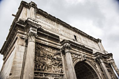 Roma, İtalya 'da Colosseum ve Foro Romano' nun yanındaki Konstantin Kemeri 