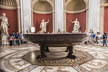 Vatikan, Roma - Haziran 2018: Dev vazo içinde yuvarlak Hall (Sala Rotonda), PIO Clementino Müzesi, Vatican Museums