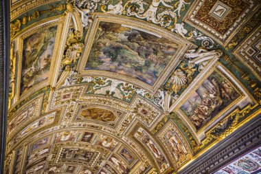 Vatikan - Mayıs 2018: Vatikan Müzeleri, altın dekorasyon tavan ve duvarlar, Vatikan, Roma zengin süslü koridorlarında