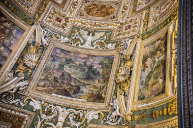 Vatikan - Mayıs 2018: Vatikan Müzeleri, altın dekorasyon tavan ve duvarlar, Vatikan, Roma zengin süslü koridorlarında