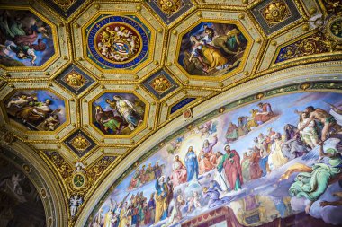 Vatikan - Mayıs 2018: Vatikan Müzeleri, altın dekorasyon tavan ve duvarlar, Vatikan, Roma zengin süslü koridorlarında