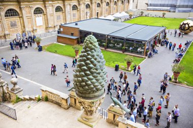Vatikan - Mayıs 2018: Fontana della Pigna (