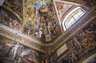 Vatikan - Mayıs 2018: Vatikan Müzeleri, altın dekorasyon tavan ve duvarlar, Vatikan, Roma zengin süslü koridorlarında